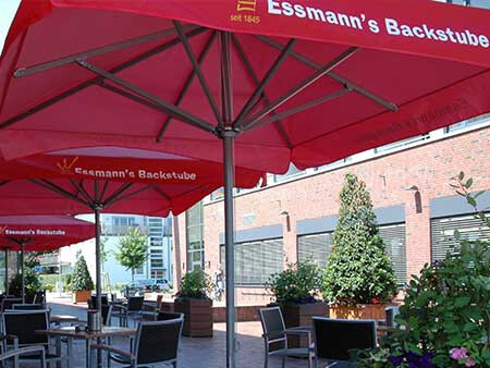 Marktschirm Palma mit Logo Essmann Bachstube